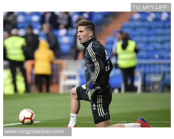 足球明星精彩瞬间两边铲技艺展示引发球迷热议与赞叹