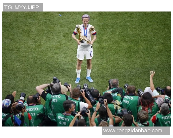 全球足球明星中谁是最杰出的球员引发热议与讨论