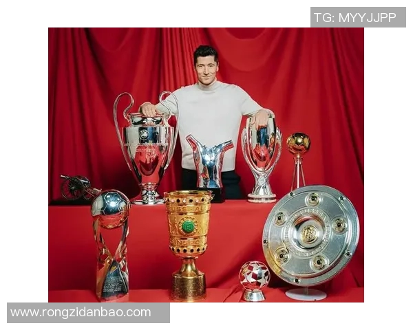 昔日足球巨星为何选择面具掩饰身份与伤痛的背后故事